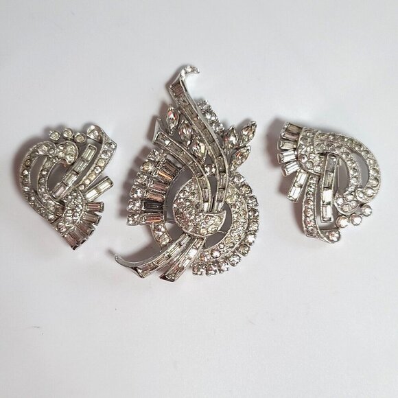 Unsigned JOMAZ/ MAZER clear swirl brooch pendant fur/ shoe...